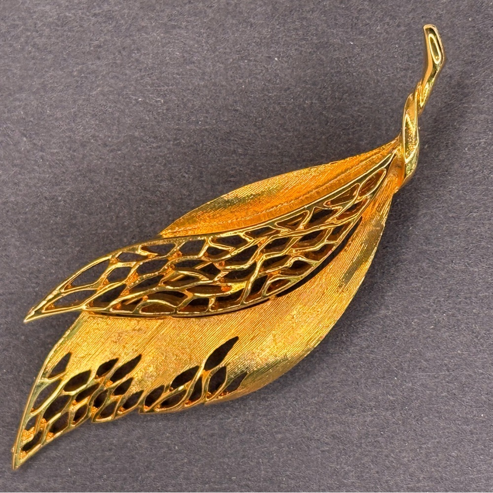 Liz Claiborne Vintage Butterfly Brooch Gold Tone Jeweled - Picture 3 of 8